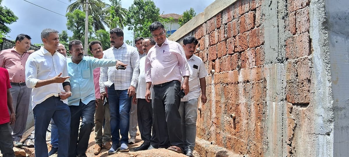 ವಿರಾಜಪೇಟೆ | ಅಂಬೇಡ್ಕರ್ ಭವನದ ತಡೆಗೋಡೆ ಕುಸಿತ: ತನಿಖೆಗೆ ಸೂಚನೆ 