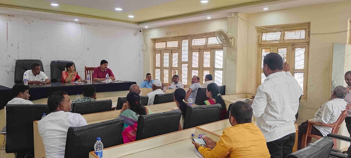 ಕಾಮಗಾರಿ ಅಪೂರ್ಣ: ಗುತ್ತಿಗೆದಾರರ ವಿರುದ್ಧ ಕ್ರಮಕ್ಕೆ ಒತ್ತಾಯ