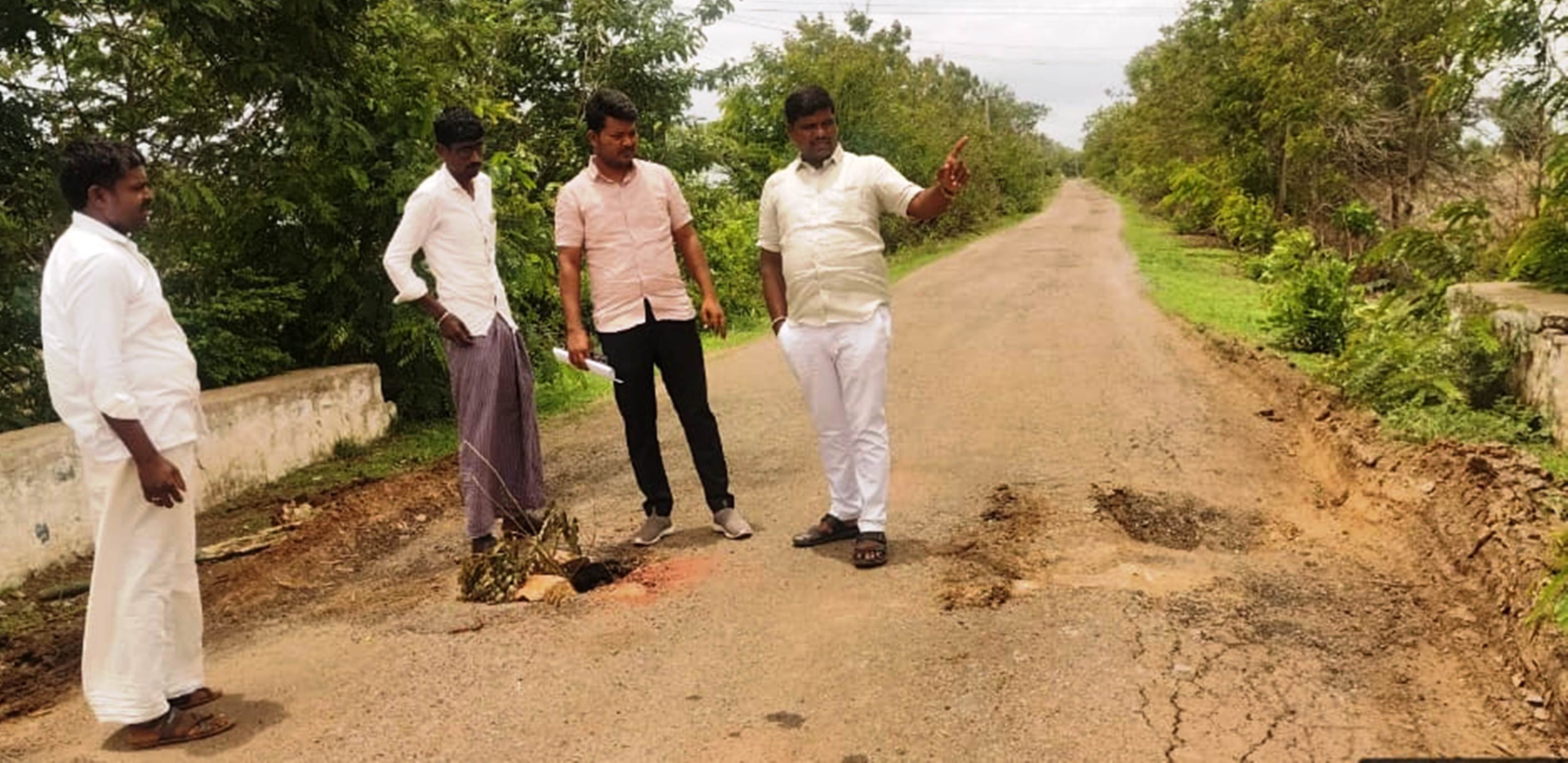 ಮ್ಯಾಗಳಡೊಕ್ಕಿ ಬಳಿ ರಸ್ತೆ ಸೇತುವೆ ಕುಸಿದಿರುವುದು