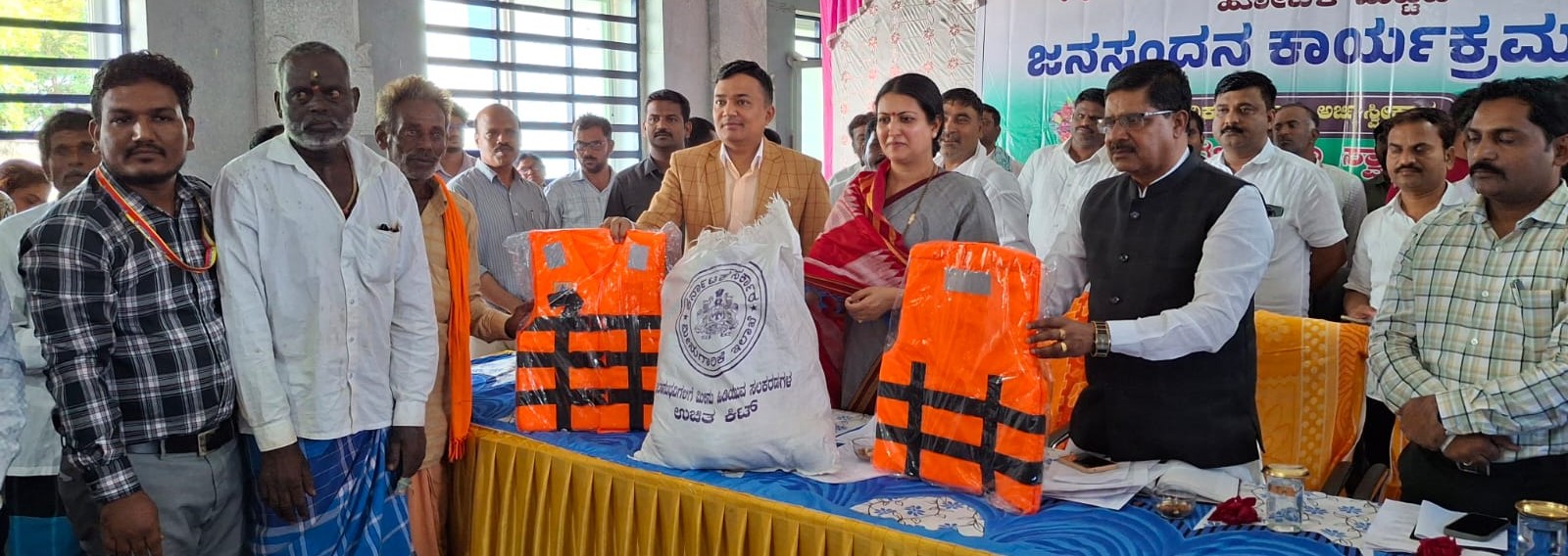 ಹರಪನಹಳ್ಳಿ ತಾಲ್ಲೂಕಿನ ಅರಸೀಕೆರೆ ಹೋಬಳಿಯ ಶ್ರೀ ಕೋಲಶಾಂತೇಶ್ವರ ಮಠದಲ್ಲಿ ಏರ್ಪಡಿಸಿದ್ದ ಜನತಾ ಸ್ಪಂದನಾ ಕಾರ್ಯಕ್ರಮದಲ್ಲಿ ರೈತರಿಗೆ ಉಚಿತ ಕಿಟ್ ವಿತರಿಸಿದರು.