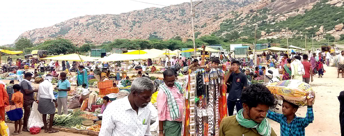 ಮೊಳಕಾಲ್ಮುರು: ಅವ್ಯವಸ್ಥೆಯ ಆಗರವಾದ ವಾರದ ಸಂತೆ; ಪರದಾಟ