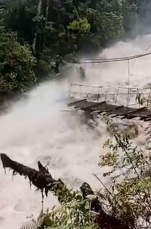 ವಿಡಿಯೊ: ಧುಮ್ಮಿಕ್ಕಿ ಹರಿಯುತ್ತಿದ್ದ ಹಳ್ಳದಲ್ಲಿ ತೂಗು ಸೇತುವೆ ದಾಟಿದ ಭೂಪ!