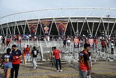 ನರೇಂದ್ರ ಮೋದಿ ಸ್ಟೇಡಿಯಂ ಹೊರಗಡೆಯ ಚಿತ್ರ