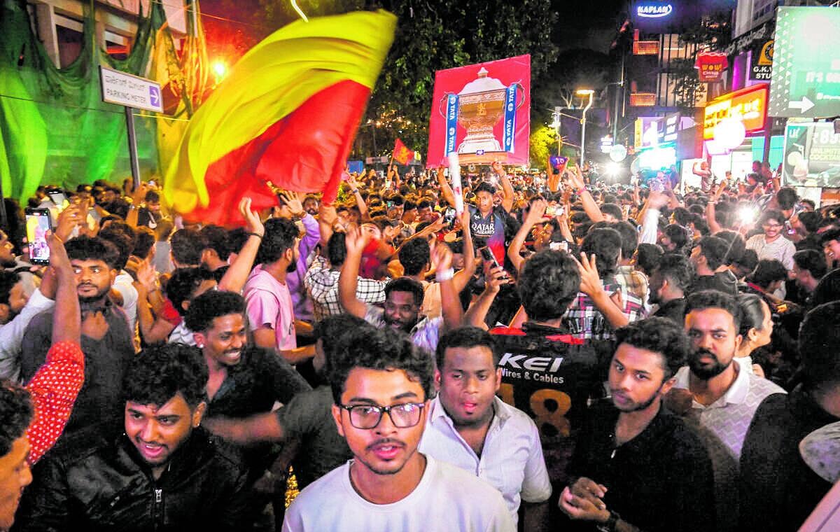 IPL 2025 | ಆರ್‌ಸಿಬಿ ಗೆಲುವು: ಬೆಂಗಳೂರಲ್ಲಿ ಕಟ್ಟೆಯೊಡೆದ ಸಂಭ್ರಮ...