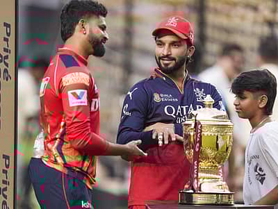 ಟ್ರೋಫಿ ಜತೆ ಪಂಜಾಬ್ ನಾಯಕ ಶ್ರೇಯಸ್ ಅಯ್ಯರ್ ಹಾಗೂ ಆರ್‌ಸಿಬಿ ಕಪ್ತಾನ ರಜತ್ ಪಾಟೀದಾರ್
