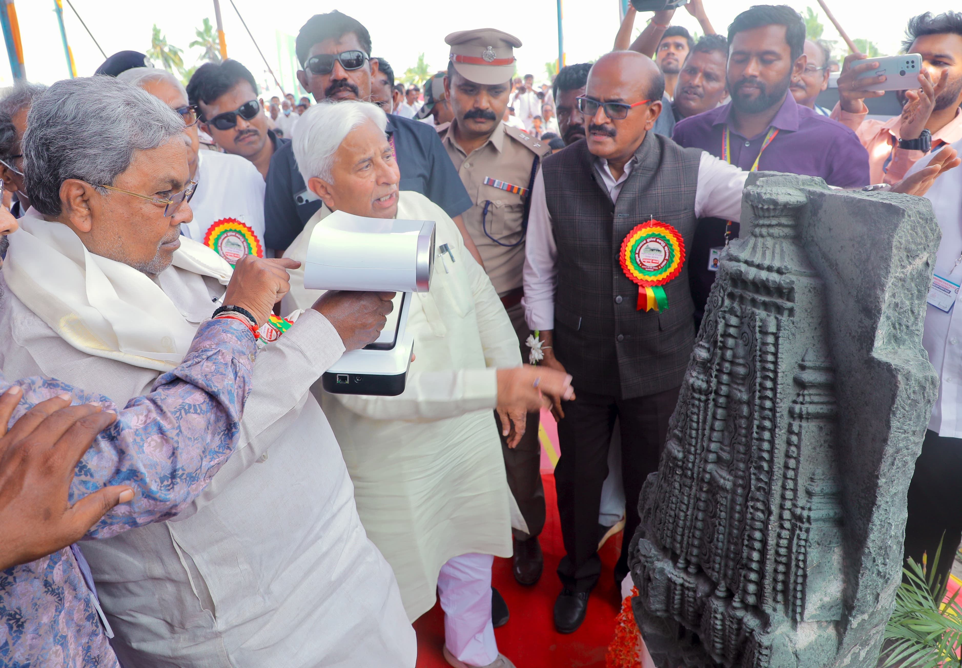 ಗದಗ ತಾಲ್ಲೂಕಿನ ಲಕ್ಕುಂಡಿ ಗ್ರಾಮದ ಬಯಲಿನಲ್ಲಿ ಇಟ್ಟ ಪ್ರಾಚ್ಯಾವಶೇಷಗಳನ್ನು ಮುಖ್ಯಮಂತ್ರಿ ಸಿದ್ದರಾಮಯ್ಯ ಅವರು ವೀಕ್ಷಿಸಿದರು