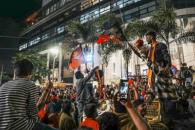 ಬೆಂಗಳೂರಿನಲ್ಲಿ ಆರ್‌ಸಿಬಿ ಅಭಿಮಾನಿಗಳ ಸಂಭ್ರಮ