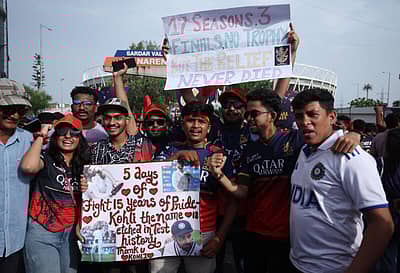 ಸ್ಟೇಡಿಯಂನಲ್ಲಿ ಎಲ್ಲೆಲ್ಲೂ ಆರ್‌ಸಿಬಿ ಅಭಿಮಾನಿಗಳು