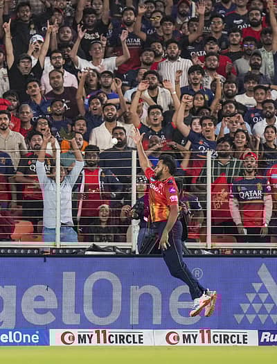 ವೈಶಾಖ ವಿಜಯಕುಮಾರ್ ಕ್ಯಾಚ್ ಪಡೆಯಲು ಯತ್ನ