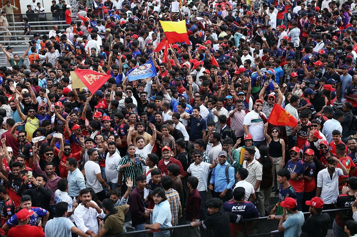 PHOTOS | IPL Final: ಆರ್‌ಸಿಬಿ ಅಭಿಮಾನಿಗಳ ಮಹಾಸಾಗರ: ರಾರಾಜಿಸಿದ ಕನ್ನಡ ಬಾವುಟ
