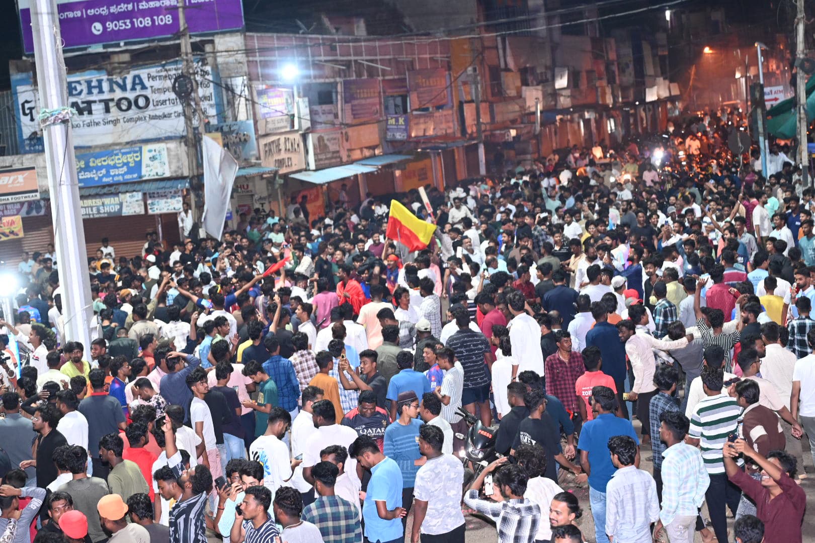 ಆರ್‌ಸಿಬಿ ಗೆದ್ದ ನಂತರ ಬೀದರ್‌ನ ಡಾ.ಬಿ‌.ಆರ್.‌ಅಂಬೇಡ್ಕರ್ ವೃತ್ತ ದಲ್ಲಿ  ಮಂಗಳವಾರ ಮಧ್ಯರಾತ್ರಿ ನೂರಾರು ಜನ ವಿಜಯೋತ್ಸವ ಆಚರಿಸಿದರು