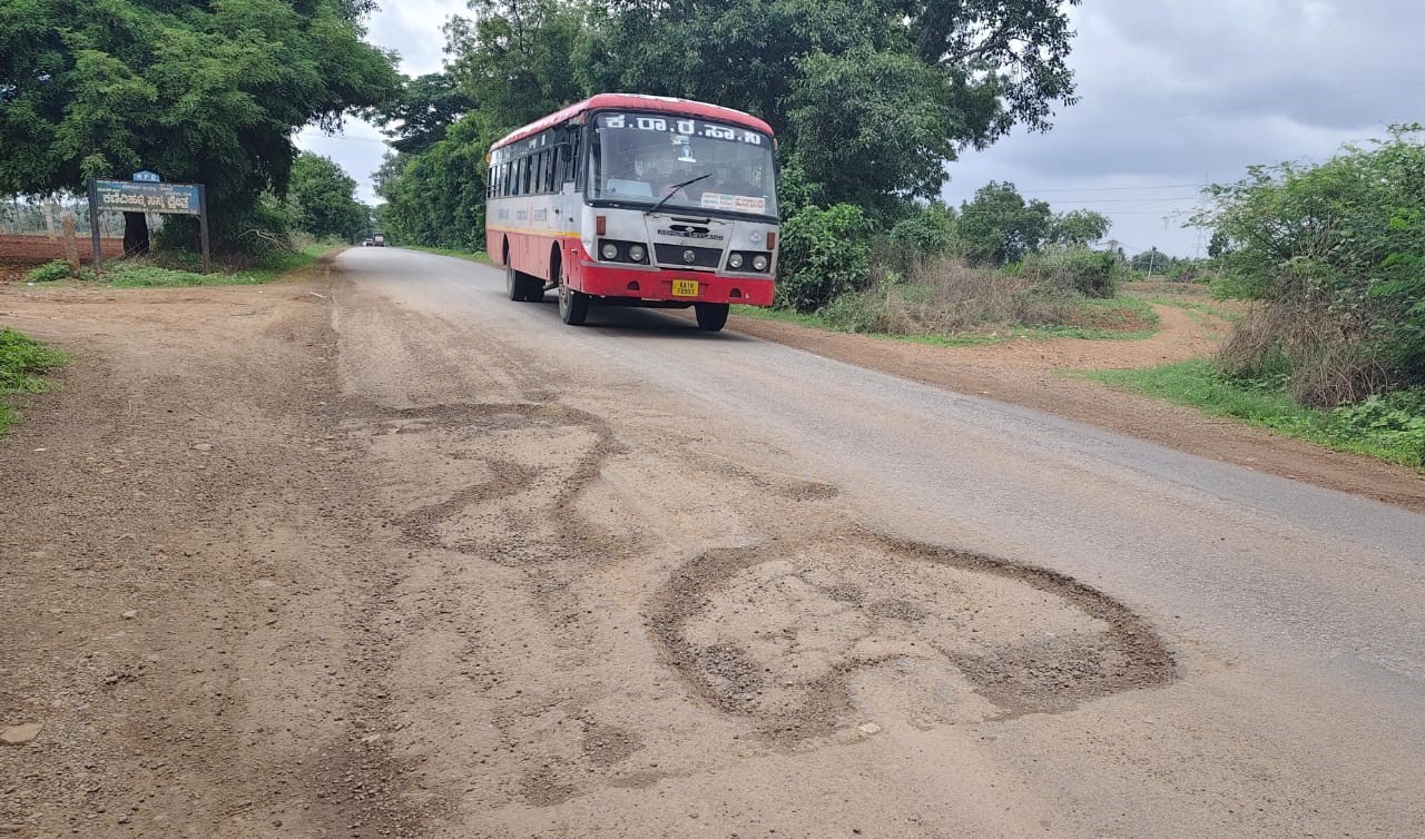 ಹರಪನಹಳ್ಳಿ ತಾಲ್ಲೂಕು ಕಣಿವಿಹಳ್ಳಿ ಗ್ರಾಮದ ರಸ್ತೆಯ ಮದ್ಯಭಾಗದಲ್ಲಿ ಗುಂಡಿ ಬಿದ್ದಿರುವುದು