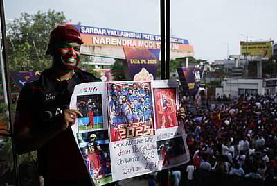 ಬೆಂಗಳೂರಿನಿಂದ ದೊಡ್ಡ ಸಂಖ್ಯೆಯಲ್ಲಿ ಅಭಿಮಾನಿಗಳು ತೆರಳಿದ್ದಾರೆ. 