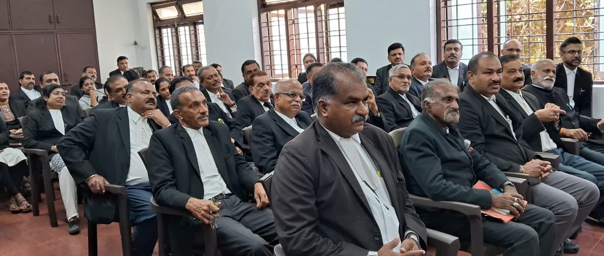 ಕಾರ್ಯಕ್ರಮದಲ್ಲಿ ವಕೀಲರ ಸಂಘದ ಪದಾಧಿಕಾರಿ ಭಾಗವಹಿಸಿದ್ದರು.