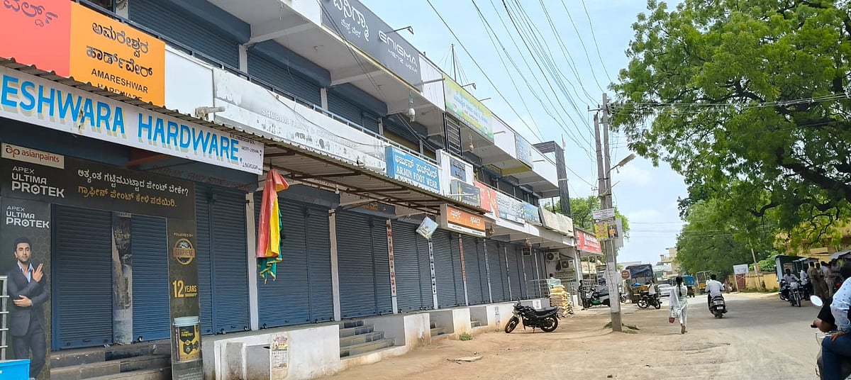 ಜಿಲ್ಲಾಸ್ಪತ್ರೆ ಸ್ಥಳಾಂತರ ವಿರೋಧಿಸಿ ಲಿಂಗಸುಗೂರು ಬಂದ್ 

