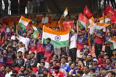 ತ್ರಿವರ್ಣ ಧ್ವಜದೊಂದಿಗೆ ಅಭಿಮಾನಿಗಳು