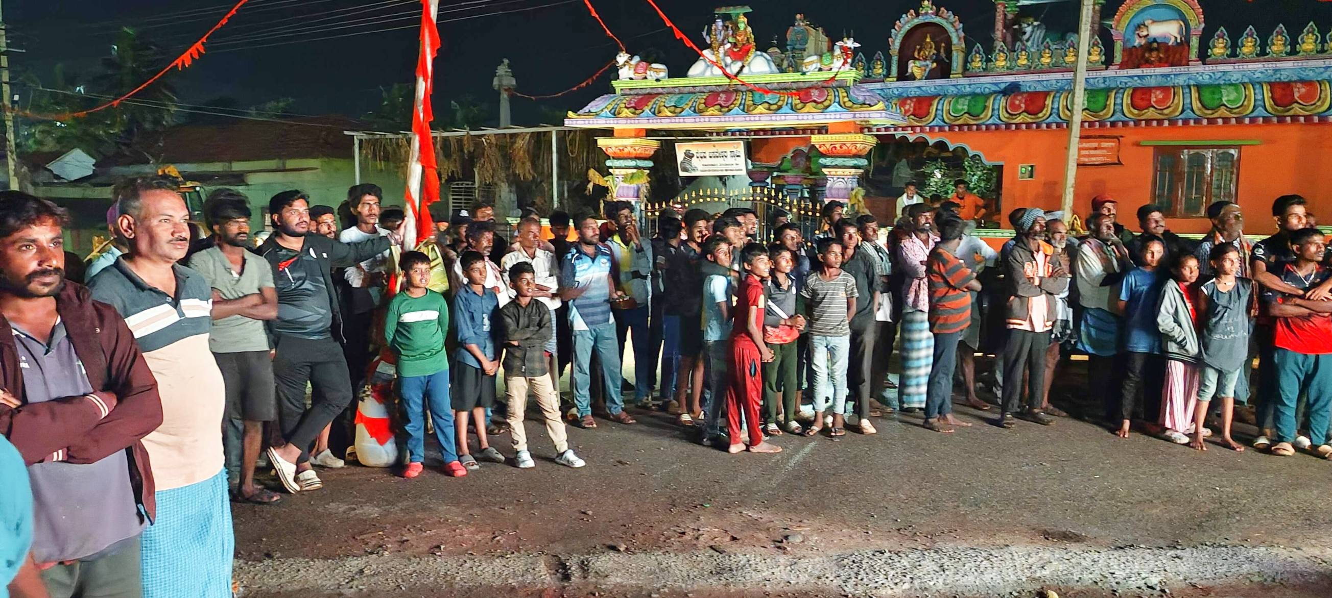 ಕ್ರಿಕೆಟ್‌ ಪಂದ್ಯ ವೀಕ್ಷಿಸಲು ಸೇರಿದ್ದ ಅಭಿಮಾನಿಗಳು