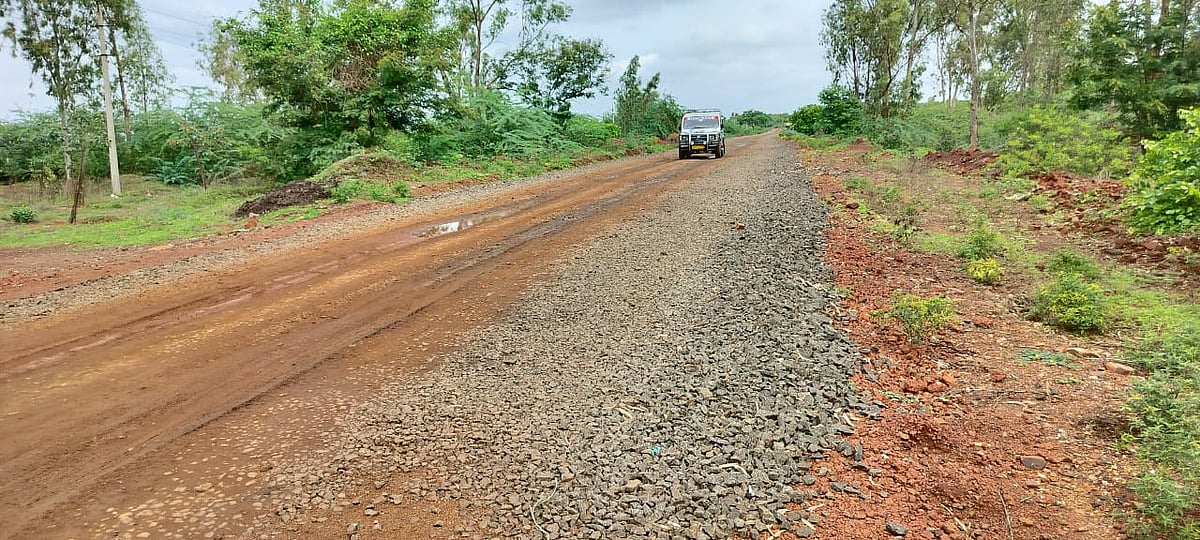 ಅರ್ಧಕ್ಕೆ ನಿಂತ ರೈಲ್ವೆ ನಿಲ್ದಾಣ ರಸ್ತೆ ಕಾಮಗಾರಿ; ಸವಾರರಿಗೆ ತೀವ್ರ ತೊಂದರೆ
