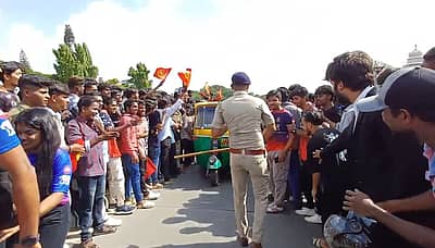 ಪೊಲೀಸರಿಂದ ಜನರನ್ನು ನಿಯಂತ್ರಿಸಲು ಹರಸಾಹಸ