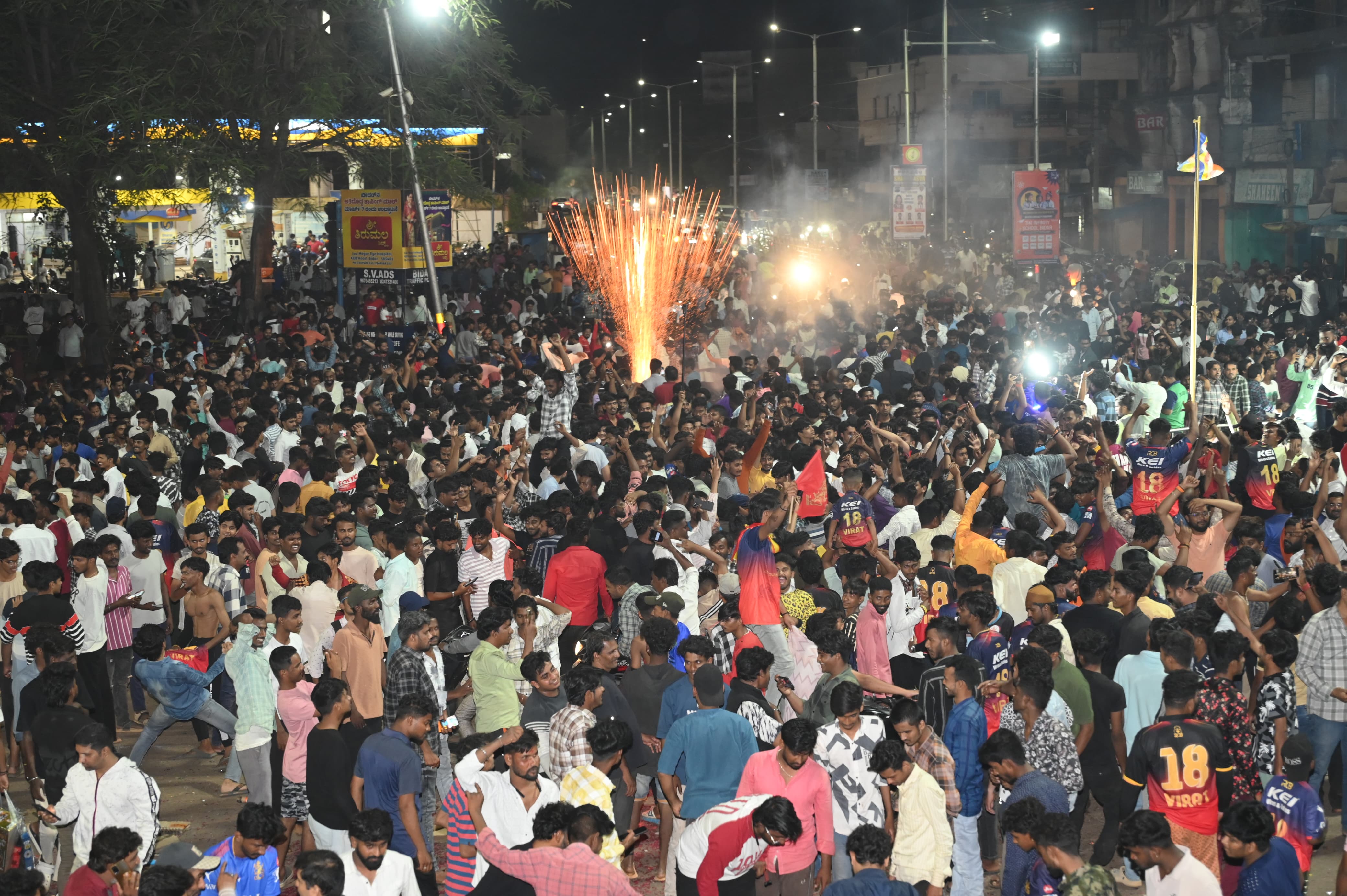 ಬೀದರ್‌ನಲ್ಲಿ ಮಂಗಳವಾರ ರಾತ್ರಿ ಪಟಾಕಿ ಸಿಡಿಸಿ ಸಂಭ್ರಮಿಸಿದ ಆರ್‌ಸಿಬಿ ಅಭಿಮಾನಿಗಳು