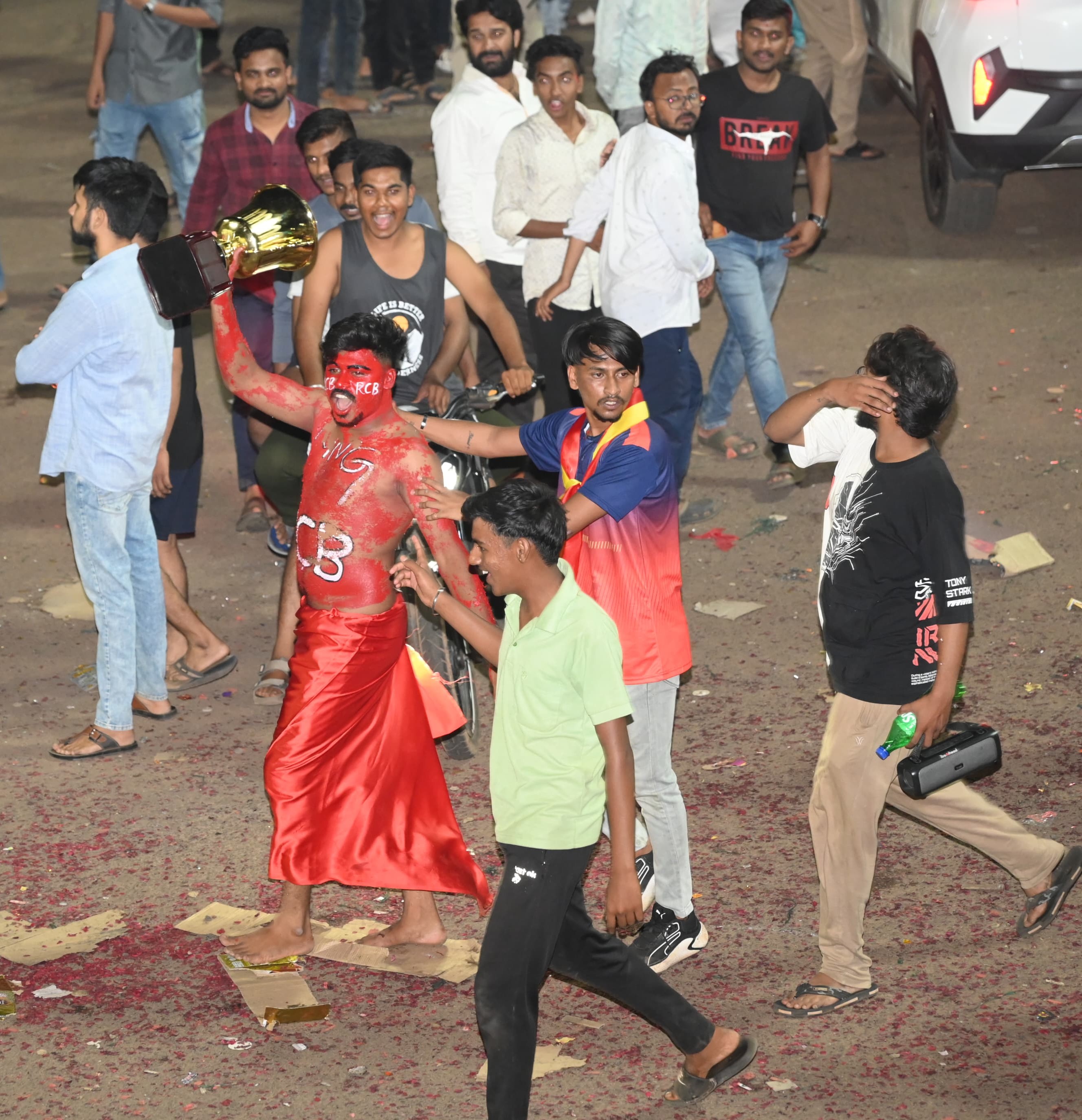 ಬೀದರ್‌ನಲ್ಲಿ ಆರ್‌ಸಿಬಿ ತಂಡದ ಅಭಿಮಾನಿಯೊಬ್ಬರು ಮೈಯೆಲ್ಲ ಬಣ್ಣ ಬಳಿದುಕೊಂಡು ಹೊಟ್ಟೆ ಮೇಲೆ ಆರ್‌ಸಿಬಿ ಎಂದು ಬರೆಸಿಕೊಂಡು ಪಂಚೆ ಧರಿಸಿ ಕೈಯಲ್ಲಿ ಟ್ರೋಪಿ ಹಿಡಿದು ಕುಣಿದರು