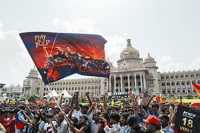 ಚೊಚ್ಚಲ ಟ್ರೋಫಿ ಗೆದ್ದ ಆರ್‌ಸಿಬಿ, ಅಭಿಮಾನಿಗಳ ಸಂಭ್ರಮ 