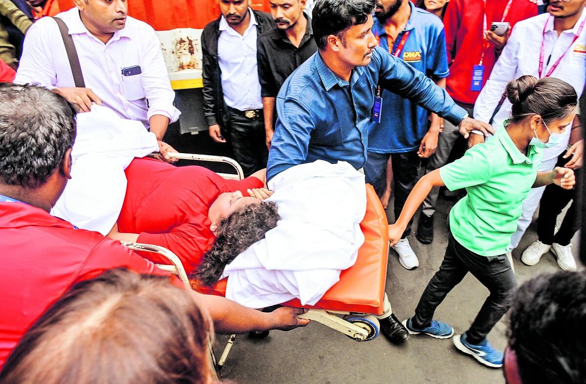 Bengaluru Stampede | ತುಂಬಿದ ಕಣ್ಣಾಲಿ; ದಿಕ್ಕು ತೋಚದ ಸ್ಥಿತಿ