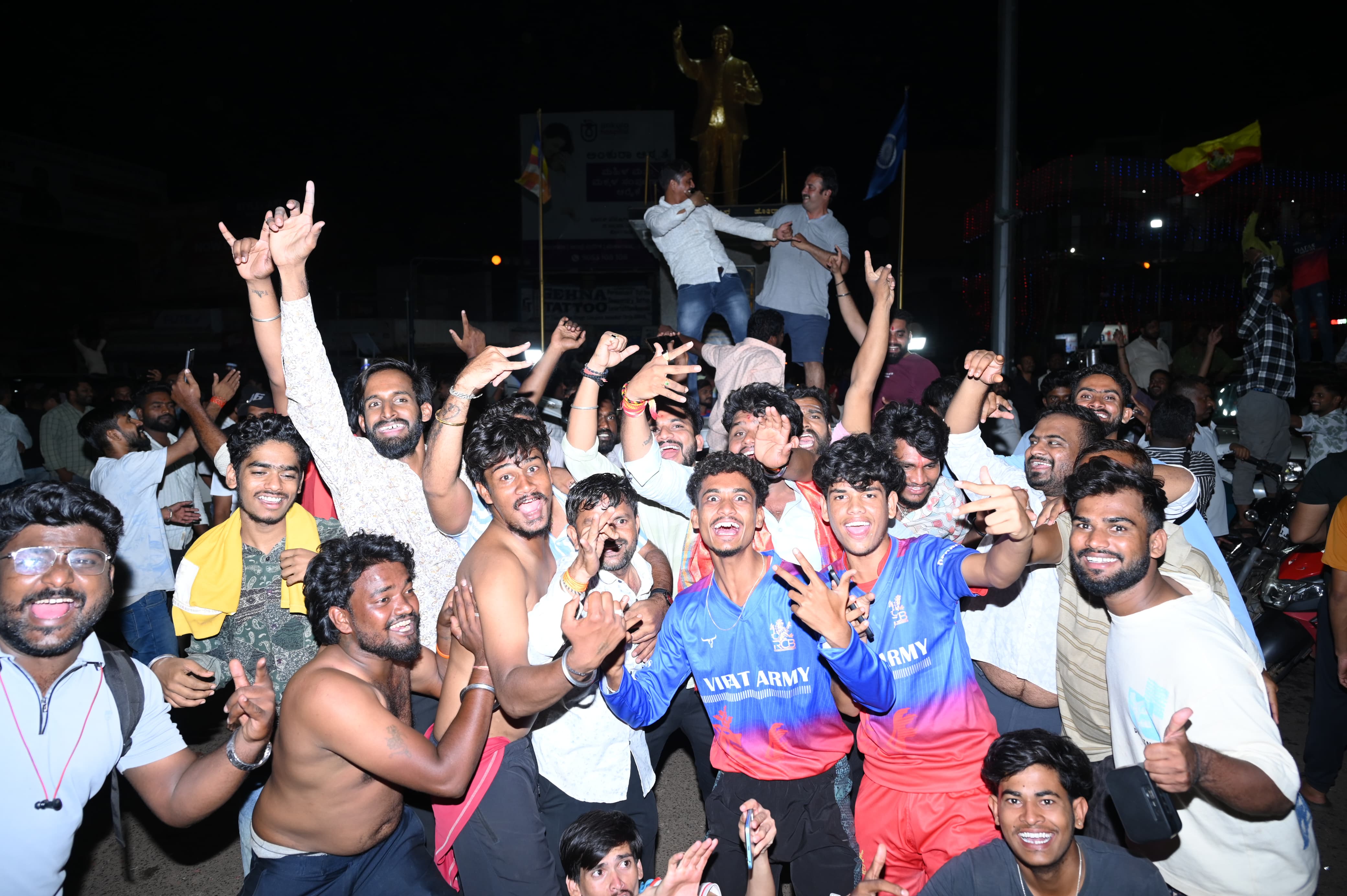 ಬೀದರ್‌ನಲ್ಲಿ ಮಂಗಳವಾರ ರಾತ್ರಿ ಆರ್‌ಸಿಬಿ ಅಭಿಮಾನಿಗಳ ಸಂಭ್ರಮ