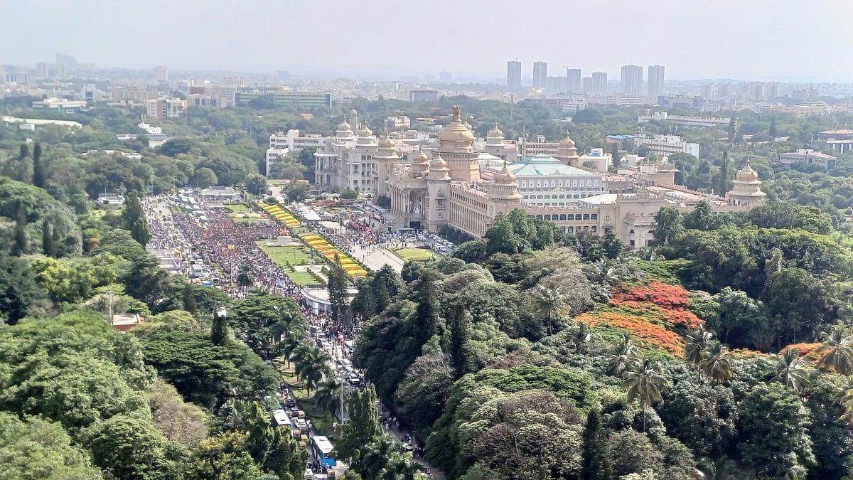 PHOTOS | ವಿಧಾನಸೌಧದ ಮುಂದೆ ಆರ್‌ಸಿಬಿ ಅಭಿಮಾನಿಗಳ ಸಾಗರ