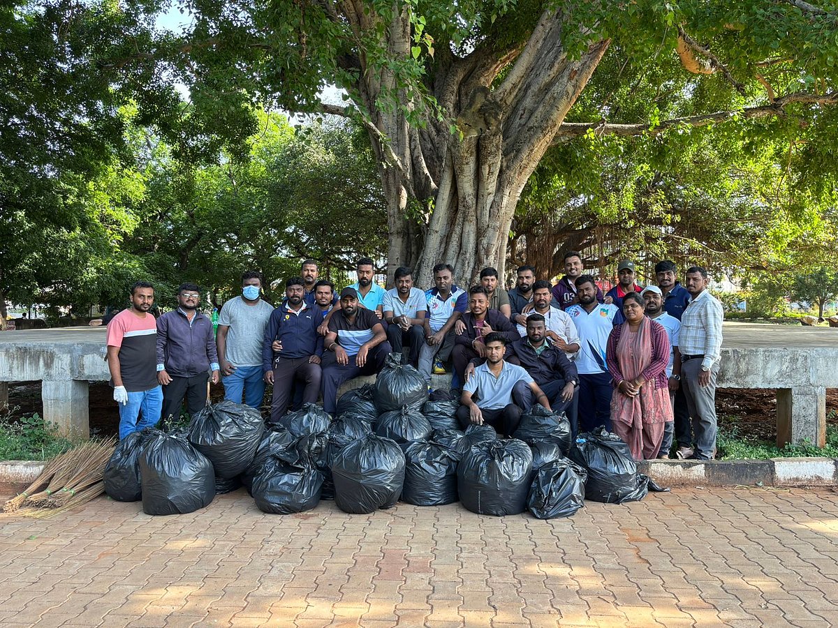 ಕೊಳ್ಳೇಗಾಲ: ಉಜ್ಜೀವನ್ ಬ್ಯಾಂಕ್ ಸಿಬ್ಬಂದಿಯಿಂದ ಸ್ವಚ್ಛತಾ ಕಾರ್ಯ