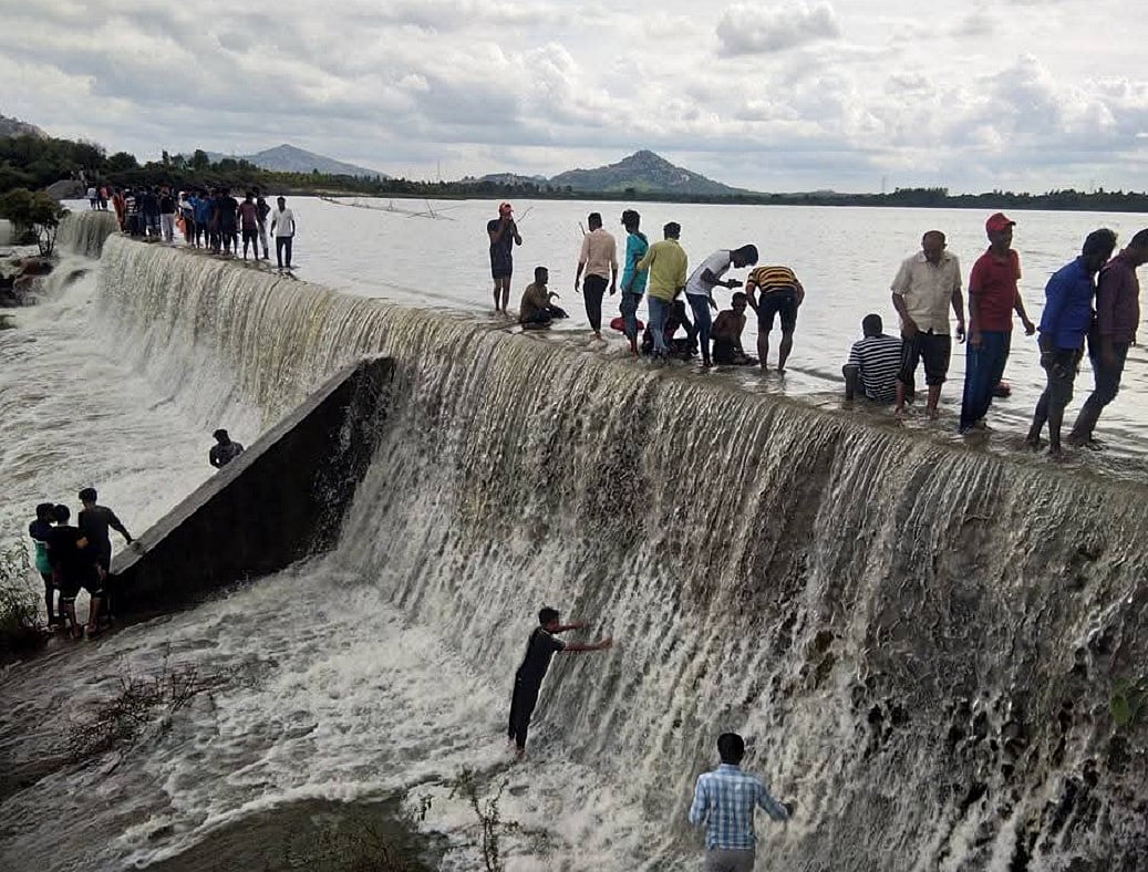 ಕೋಲಾರ: ಕೆರೆಯಲ್ಲಿ ತೇಲುವ ಸೌರಫಲಕ!