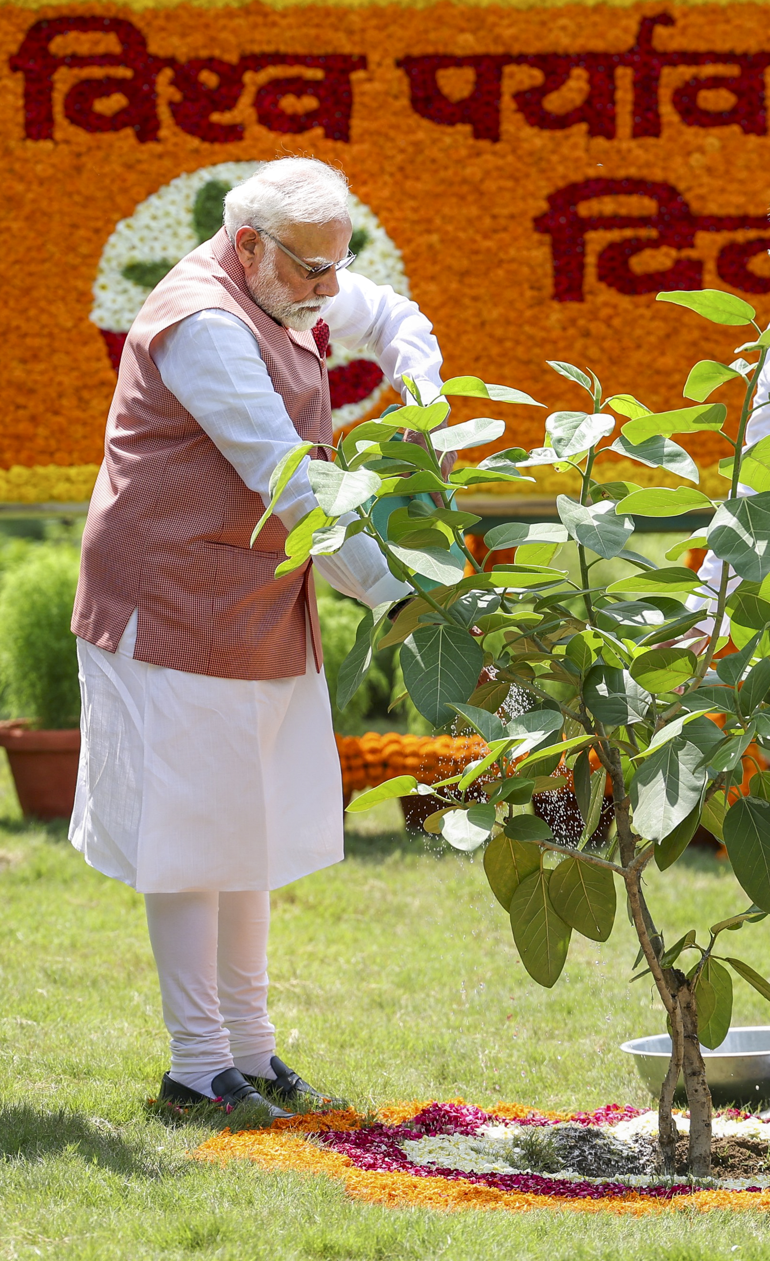 ನವದೆಹಲಿಯ ಭಗವಾನ್‌ ಮಹಾವೀರ ವನಸ್ಥಲಿ ಉದ್ಯಾನದಲ್ಲಿ ಪ್ರಧಾನಿ ನರೇಂದ್ರ ಮೋದಿ ಅವರು ಗಿಡನೆಟ್ಟು ನೀರೆರೆದರು –ಪಿಟಿಐ ಚಿತ್ರ