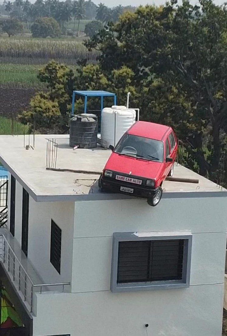 ಮನೆ ಮೇಲೆ ಕಾರು ಇಟ್ಟ ಮೆಕ್ಯಾನಿಕ್‌!: ಕಾರನ್ನು ದೇವರಂತೆ ಪೂಜಿಸುವ ನಾರೆ ಕುಟುಂಬ 