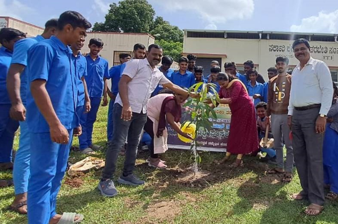 ಅರಕಲಗೂಡು ಸರ್ಕಾರಿ ಕೈಗಾರಿಕಾ ತರಬೇತಿ ಕೇಂದ್ರದ ಆವರಣದಲ್ಲಿ ವಿದ್ಯಾರ್ಥಿಗಳು ಮತ್ತು ಉಪನ್ಯಾಸಕರು ಗಿಡಗಳನ್ನು ನೆಟ್ಟರು