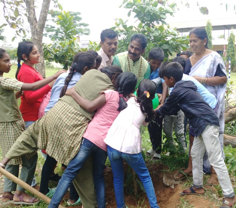 ಹಳೇಬೀಡು ಸಮೀಪದ ಲಿಂಗಪ್ಪನಕೊಪ್ಪಲು ಸರ್ಕಾರಿ ಪ್ರೌಢಶಾಲೆಯಲ್ಲಿ ಗುರುವಾರ ನಡೆದ ಪರಿಸರ ದಿನಾಚರಣೆಯಲ್ಲಿ ಗಿಡಕ್ಕೆ ನೀರು ಹಾಕಲು ವಿದ್ಯಾರ್ಥಿಗಳಲ್ಲಿ ಪೈಪೋಟಿ ಕಂಡು ಬಂತು