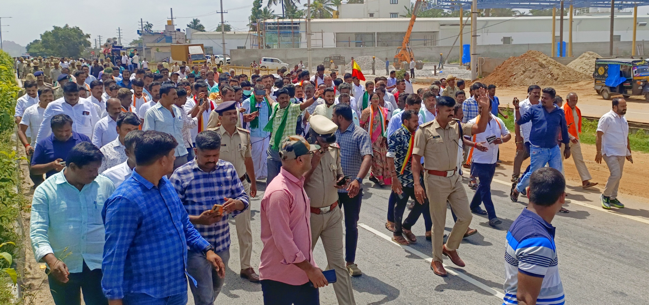 ಮಾಗಡಿ ತಾಲ್ಲೂಕಿಗೆ ಹೇಮಾವತಿ ನೀರು ಹರಿಸುವ ಹೇಮಾವತಿ ಎಕ್ಸ್‌ಪ್ರೆಸ್ ಲಿಂಕ್ ಕೆನಾಲ್ ಯೋಜನೆಗೆ ತುಮಕೂರಿನ ವಿರೋಧ ಖಂಡಿಸಿ ಶಾಸಕ ಎಚ್‌.ಸಿ. ಬಾಲಕೃಷ್ಣ ನೇತೃತ್ವದಲ್ಲಿ ಗುರುವಾರ ತಾಲ್ಲೂಕಿನ ಮರೂರು ಹ್ಯಾಂಡ್‌ ಪೋಸ್ಟ್ ಬಳಿಯ ಬೆಂಗಳೂರು–ಮಂಗಳೂರು ರಾಷ್ಟ್ರೀಯ ಹೆದ್ದಾರಿ –75ರಲ್ಲಿ ಪಾದಯಾತ್ರೆ ನಡೆಯಿತು