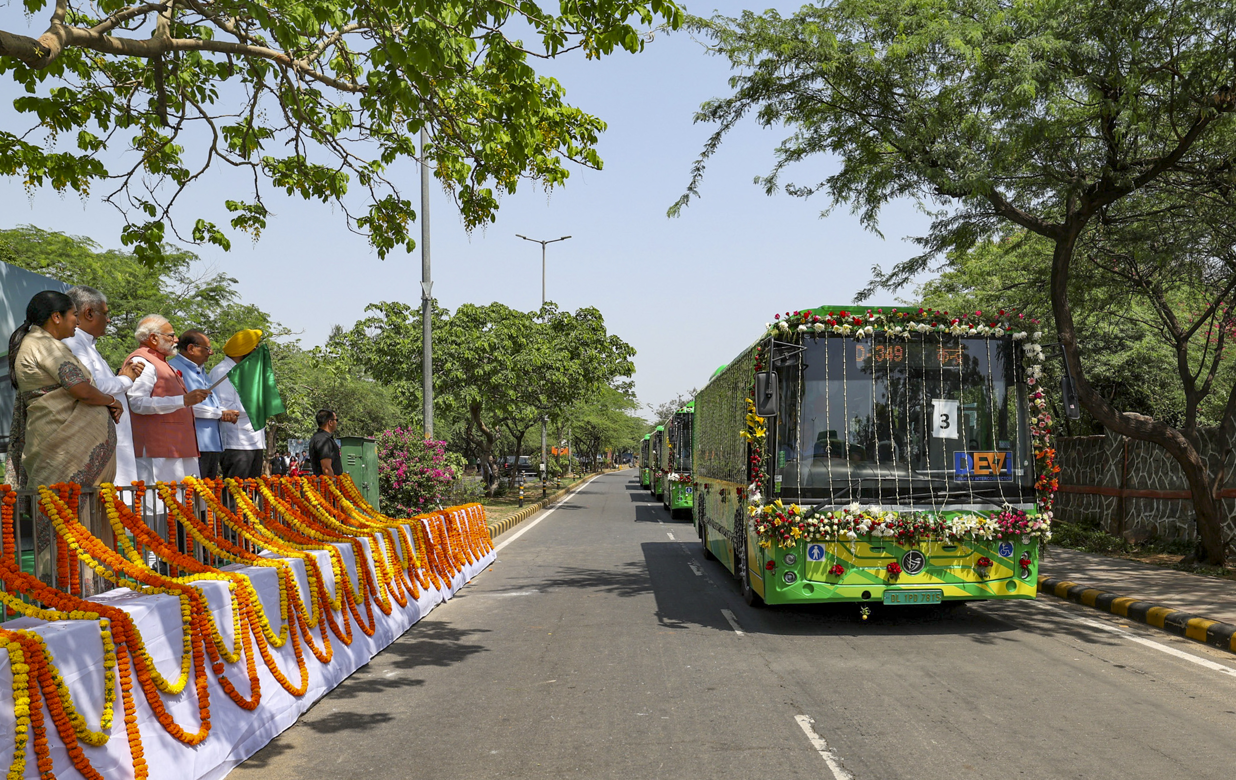 ದೆಹಲಿ ಸರ್ಕಾರದ ಎಲೆಕ್ಟ್ರಿಕ್‌ ಬಸ್‌ಗಳಿಗೆ ಪ್ರಧಾನಿ ನರೇಂದ್ರ ಮೋದಿ ಅವರು ಗುರುವಾರ ಹಸಿರು ನಿಶಾನೆ ತೋರಿದರು – ಪಿಟಿಐ ಚಿತ್ರ