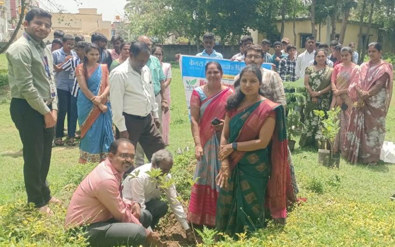 ಅರಕಲಗೂಡು ಬಾಲಕರ ಸರ್ಕಾರಿ ಕಾಲೇಜು ಆವರಣದಲ್ಲಿ ವಿಶ್ವ ಪರಿಸರ ದಿನಾಚರಣೆ ಪ್ರಯುಕ್ತ ಗಿಡಗಳನ್ನು ನೆಡಲಾಯಿತು