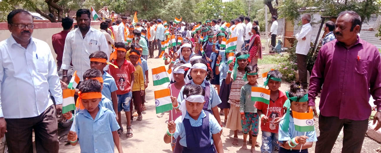 ಹೊರ್ತಿ:ಸಮೀಪದ ದೇಗಿನಾಳ ಗ್ರಾಮದ ಸಿಆರ್‍ ಪಿಎಫ್ (ರ್‍ಯಾಪಿಡ್ ಆಕ್ಷನ್ ಫೋರ್ಸ್) ನ ಯೋಧ ಗೌರಿಶಂಕರ್ ಅ.ನೀಲಂಗಿ ಇವರು 40ವರ್ಷ ಸುದೀರ್ಗ ದೇಶ ಸೇವೆ ಸಲ್ಲಿಸಿ ನಿವೃತ್ತಿ ಹೊಂದಿ ಸ್ವ-ಗ್ರಾಮ ದೇಗಿನಾಳಕ್ಕೆ ಮಂಗಳವಾರ ಆಗಮಿಸಿದ ಇವರನ್ನು ಗ್ರಾಮದ ಮಾಜಿ ಸೈನಿಕರ ಗೆಳೆಯರ ಬಳಗ ಹಾಗೂ ಜೈ ಜವಾನ್ ಜೈ ಕಿಸಾನ್ ಸಂಘ ಮತ್ತು ಶಾಲಾ ಮಕ್ಕಳು​ಗ್ರಾಮಸ್ಥರು ಭವ್ಯ ಸ್ವಾಗತ ಕೋರಿ ಗ್ರಾಮದ ರಾಜ ಮಾರ್ಗದಲ್ಲಿ ಅದ್ದೂರಿಯ ಮೆರವಣಿಗೆ ನಡೆಸಿದರು.