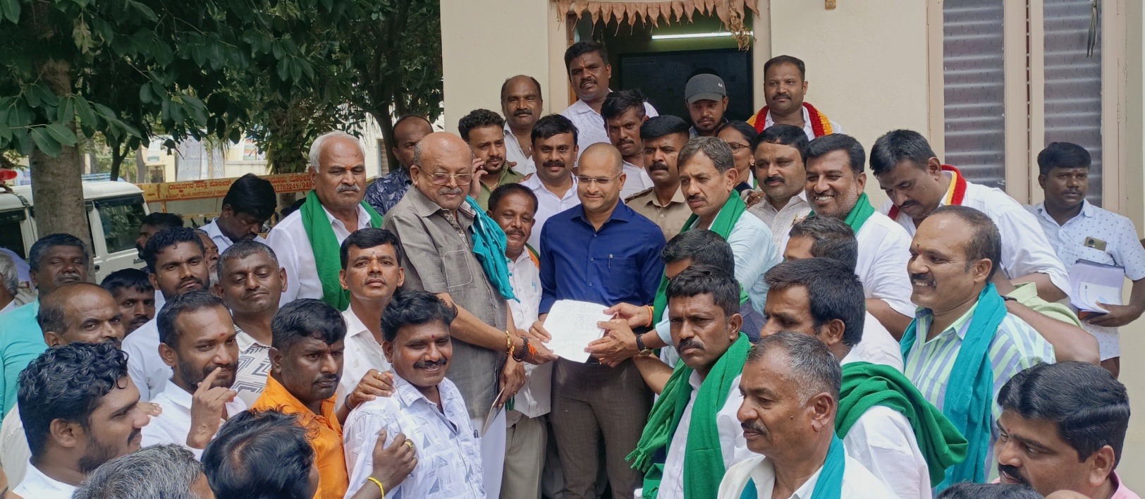 ಮಾಗಡಿ ತಾಲ್ಲೂಕಿಗೆ ಹೇಮಾವತಿ ನೀರು ಹರಿಸುವಂತೆ ಒತ್ತಾಯಿಸಿ ಕುದೂರು ಪೊಲೀಸ್ ಠಾಣೆ ಮುಂಭಾಗ ತಹಶೀಲ್ದಾರ್ ಶರತ್ ಕುಮಾರ್ ಅವರಿಗೆ ಶಾಸಕ ಎಚ್‌.ಸಿ. ಬಾಲಕೃಷ್ಣ ಗ್ಯಾರಂಟಿ ಯೋಜನೆಗಳ ಅನುಷ್ಠಾನ ಸಮಿತಿ ರಾಜ್ಯಾಧ್ಯಕ್ಷ ಎಚ್.ಎಂ. ರೇವಣ್ಣ ಹಾಗೂ ಮುಖಂಡರು ಮನವಿ ಸಲ್ಲಿಸಿದರು