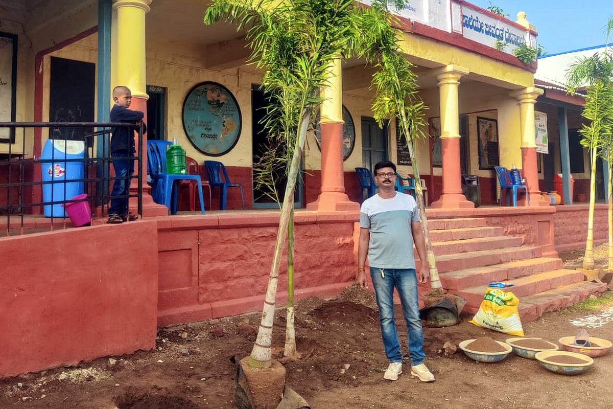 ರಬಕವಿ ಬನಹಟ್ಟಿ: ಸೋರುತ್ತಿದ್ದ ಶಾಲೆಗೆ ಸೂರು ನೀಡಿದ ಹಳೆಯ ವಿದ್ಯಾರ್ಥಿಗಳು