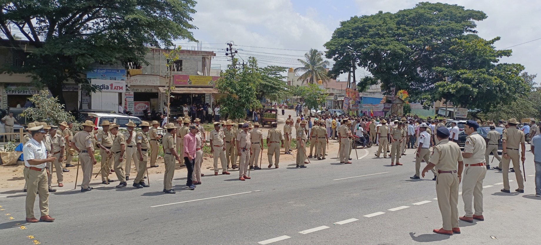 ಹೆದ್ದಾರಿ ತಡೆ ಪ್ರತಿಭಟನೆ ಹಿನ್ನೆಲೆಯಲ್ಲಿ ಮರೂರು ಹ್ಯಾಂಡ್‌ ಪೋಸ್ಟ್ ಬಳಿ ಬಿಗಿ ಪೊಲೀಸ್ ಬಂದೋಬಸ್ತ್ ಮಾಡಲಾಗಿತ್ತು
