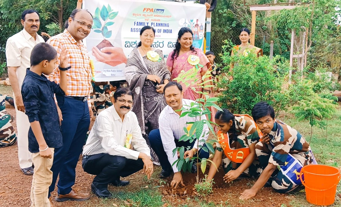 ಬೀದರ್‌ನ ಜಾಯ್‌ ಪಬ್ಲಿಕ್‌ ಶಾಲೆಯ ಆವರಣದಲ್ಲಿ ಸಸಿ ನೆಟ್ಟು ಪರಿಸರ ದಿನ ಆಚರಿಸಲಾಯಿತು