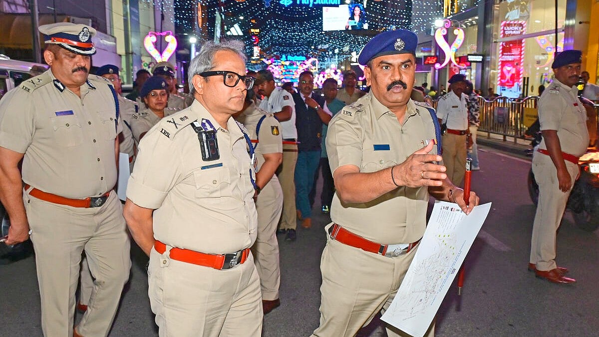 ಕಾಲ್ತುಳಿತಕ್ಕೆ IPS ಬಿ. ದಯಾನಂದ್ ಅಮಾನತು: ಸರ್ಕಾರವನ್ನು ಟೀಕಿಸಿದ ಹಲವರು