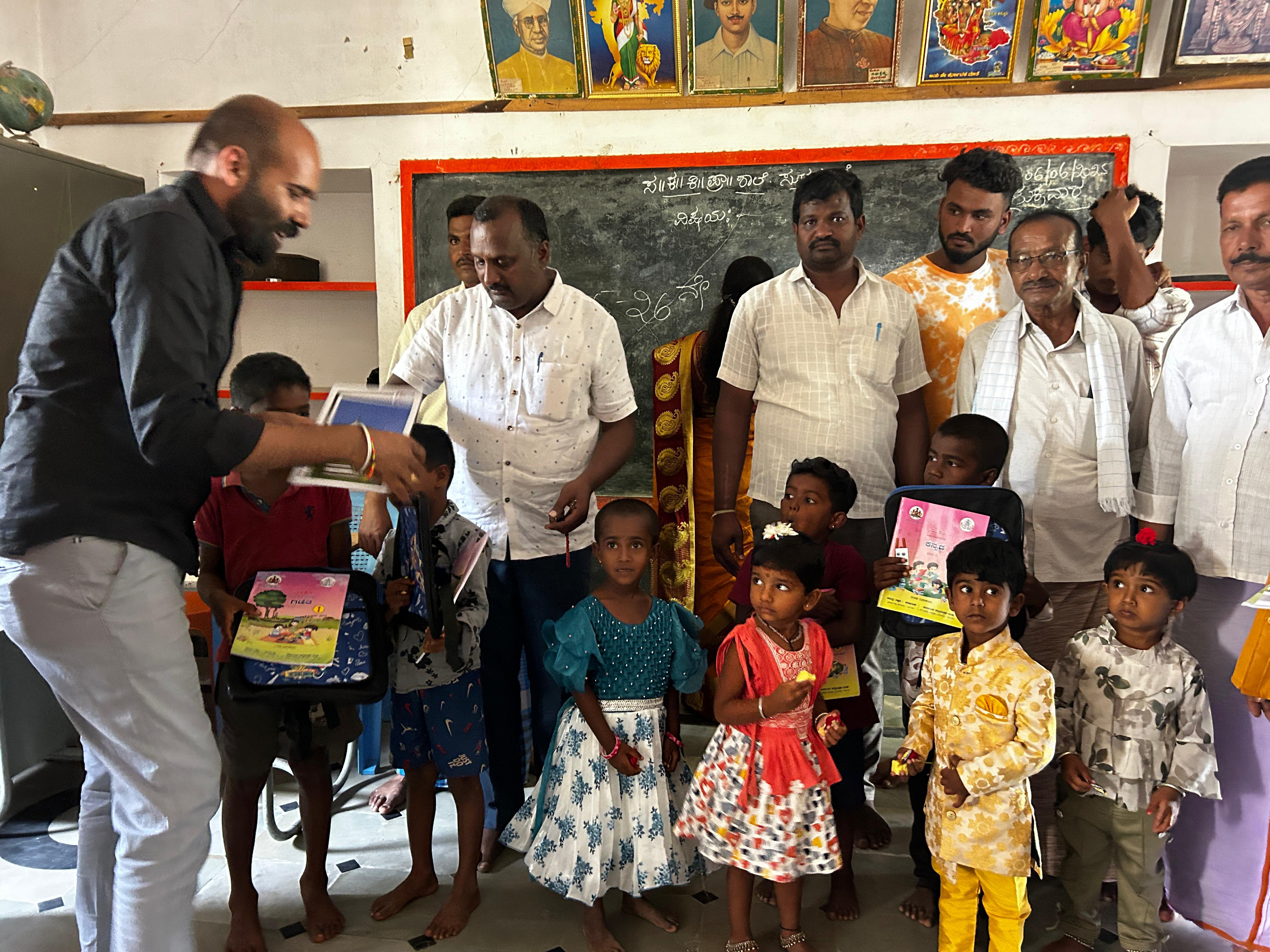 ಶಾಲೆಗೆ ದಾಖಲಾದ ಆರು ವಿದ್ಯಾರ್ಥಿಗಳಿಗೆ ಯುವಕರು ಹಾಗೂ ಅಧಿಕಾರಿಗಳು ಸಿಹಿ ತಿನ್ನಿಸಿ ಶಾಲೆಗೆ ಬರ ಮಾಡಿಕೊಂಡರು