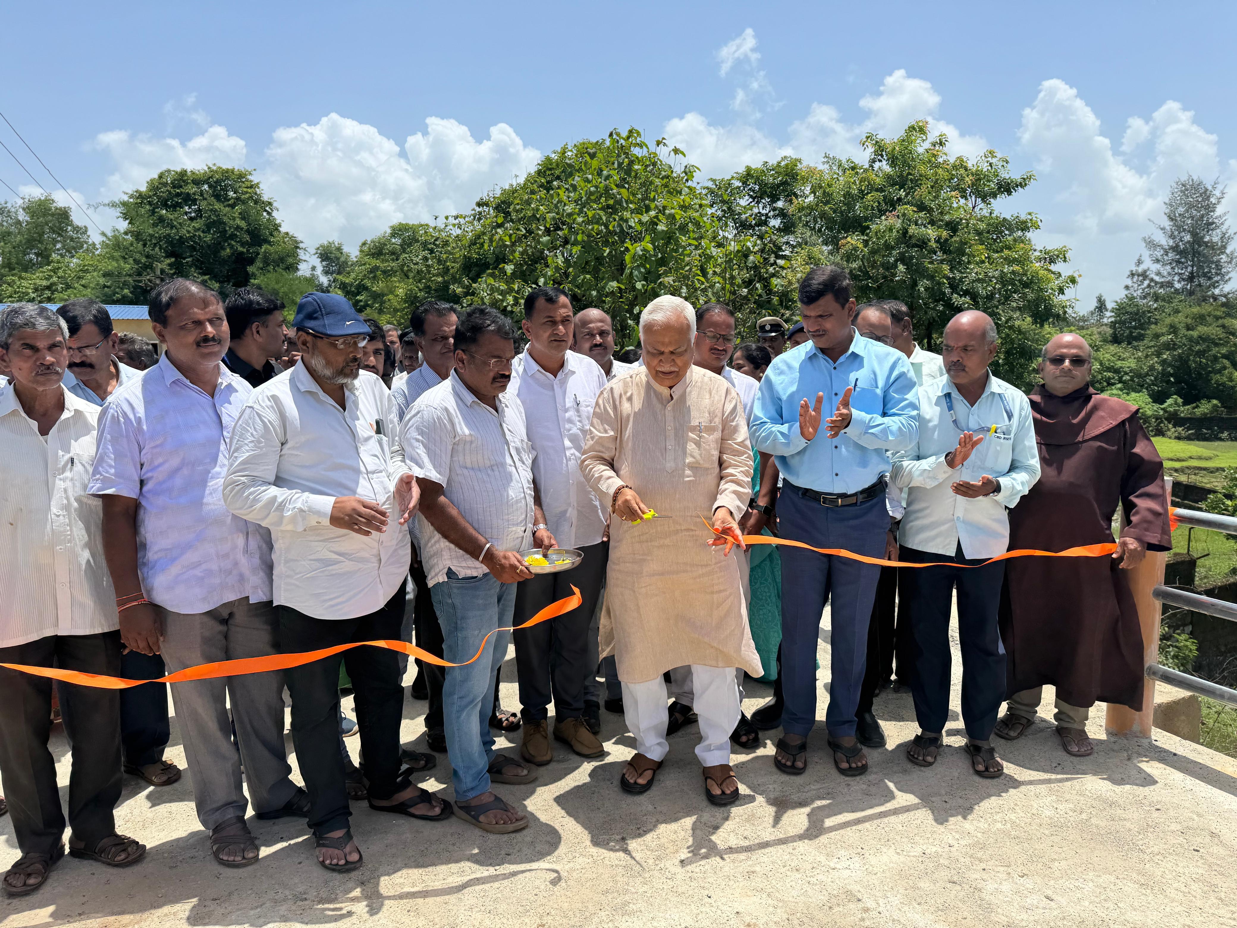 ಜೊಯಿಡಾ ತಾಲ್ಲೂಕಿನ ರಾಮನಗರದಲ್ಲಿ ಅಂದಾಜು ₹2 ಕೋಟಿ ರೂಪಾಯಿ ಅನುದಾನದಲ್ಲಿ ನಿರಾವರಿ ಇಲಾಖೆ ವತಿಯಿಂದ ನಿರ್ಮಿಸಲಾದ ಕಿಂಡಿ ಅಣೆಕಟ್ಟನ್ನು ಶಾಸಕ ಆರ್ ವಿ ದೇಶಪಾಂಡೆ ಅವರು ಶುಕ್ರವಾರ ಉದ್ಘಾಟಿಸಿದರು.