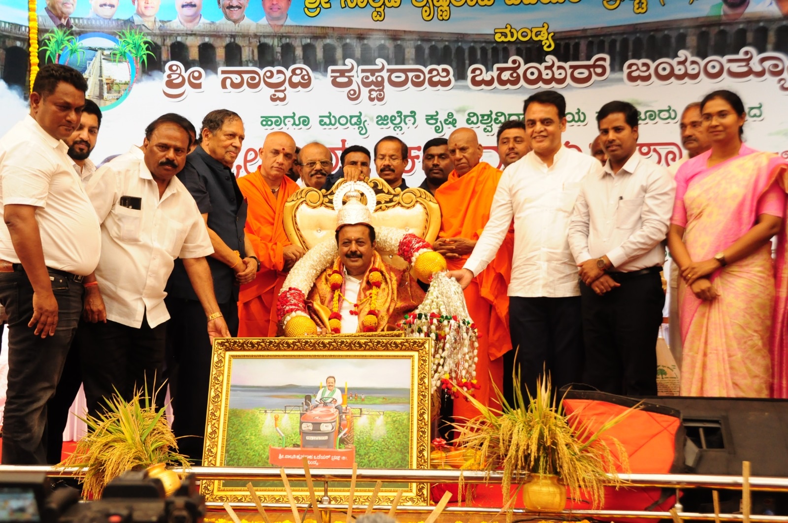 ಮಂಡ್ಯ ನಗರದಲ್ಲಿ ಆಯೋಜಿಸಿದ್ದ ಅಭಿನಂದಾನ ಸಮಾರಂಭದಲ್ಲಿ ಕೃಷಿ ಸಚಿವ ಎನ್.ಚಲುವರಾಯಸ್ವಾಮಿ ಅವರಿಗೆ ನಿವೃತ್ತ ಲೋಕಾಯುಕ್ತ ಸಂತೋಷ್ ಹೆಗ್ಡೆ ಹಾಗೂ ಆದಿಚುಂಚನಗಿರಿ ಮಠದ ಪೀಠಾಧ್ಯಕ್ಷ ನಿರ್ಮಲಾನಂದನಾಥ ಸ್ವಾಮೀಜಿ ಅವರು ಬೆಳ್ಳಿ ಕಿರೀಟ ಧಾರಣೆ ಮಾಡಿ ಅಭಿನಂದಿಸಿದರು