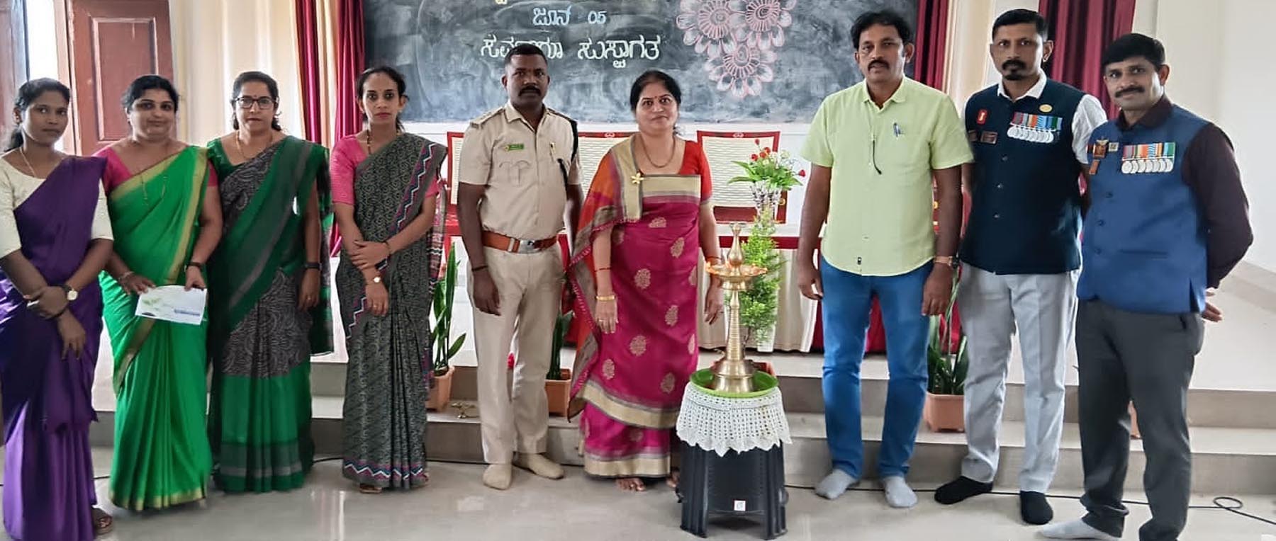 ಗೋಣಿಕೊಪ್ಪಲು ಬಳಿಯ ಪಾಲಿಬೆಟ್ಟದಲ್ಲಿ ಪ್ರಾಂಶುಪಾಲ ನೀಲಕಂಢಗೌಡ ಅವರ ನೇತೃತ್ವದಲ್ಲಿ ಗಿಡನೆಡುವ ಮೂಲಕ ವಿಶ್ವಪರಿಸರ ದಿನ ಆಚರಿಸಲಾಯಿತು.