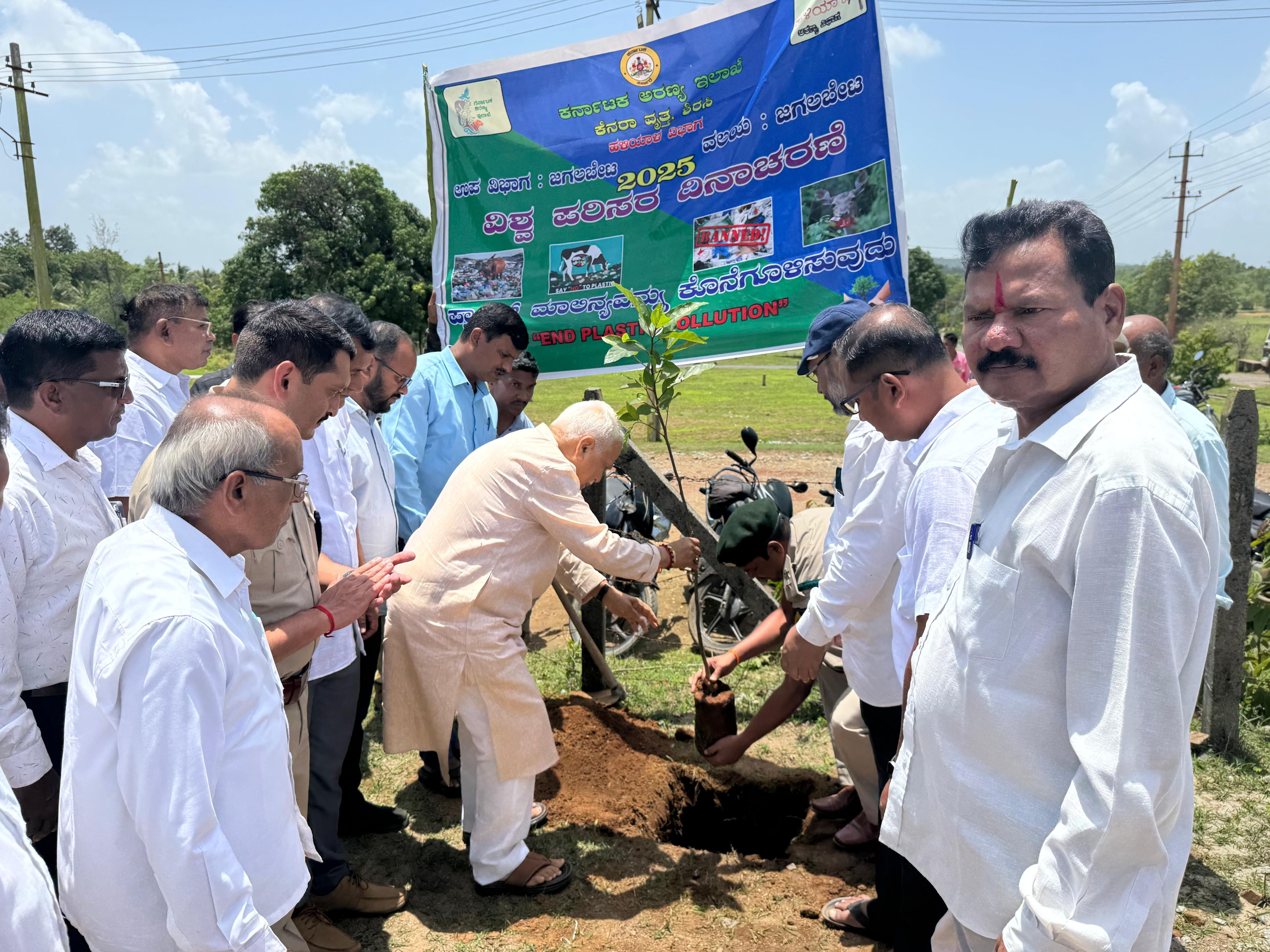 ಜೊಯಿಡಾ ತಾಲ್ಲೂಕಿನ ಜಗಲಪೇಟ್ ದಲ್ಲಿ ಶುಕ್ರವಾರ ಅರಣ್ಯ ಇಲಾಖೆ ವತಿಯಿಂದ ವಿಶ್ವ ಪರಿಸರ ದಿನಾಚರಣೆ ಅಂಗವಾಗಿ ಹಮ್ಮಿಕೊಂಡಿದ್ದ ಕಾರ್ಯಕ್ರಮದಲ್ಲಿ ಶಾಸಕ ಆರ್ ವಿ ದೇಶಪಾಂಡೆಯವರು ಸಸಿ ನೇಡುತ್ತಿರುವುದು.