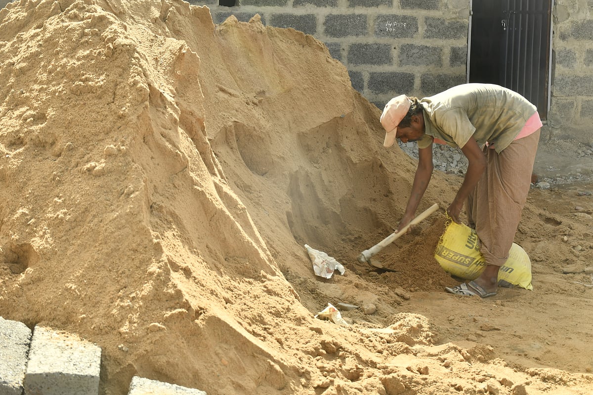 ಬಳ್ಳಾರಿಯಲ್ಲಿ ಮರಳು ಬಂದ್‌: ಅರ್ಧಕ್ಕೇ ನಿಂತ ಕಟ್ಟಡಗಳು